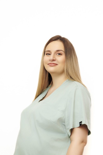 Frau E. Isik, MFA, aktuell in Elternzeit